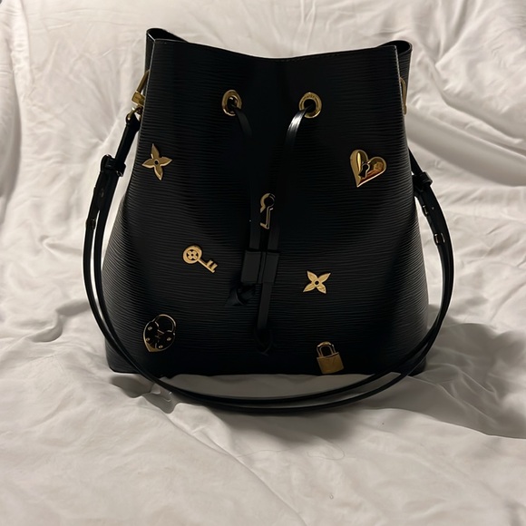 Louis Vuitton Neonoe Epi Love Lock (L.L.) Noir - Picture 6 of 9